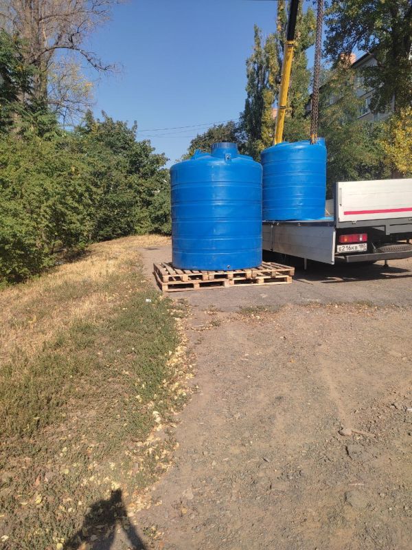 По поручению Главы ДНР Дениса Пушилина, в городском округе Торез продолжают устанавливать стационарные ёмкости