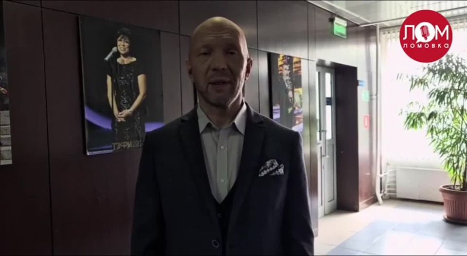 Журналист и ведущий Анатолий Кузичев поздравил россиян с Днем флага