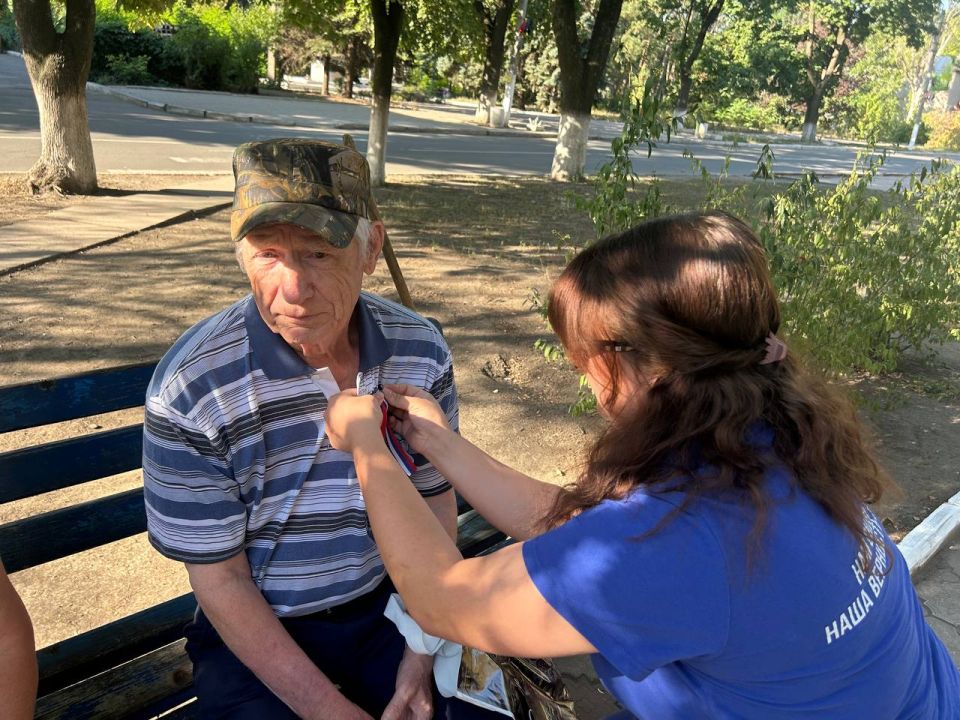 В Ждановке прошла патриотическая акция ко Дню государственного флага России