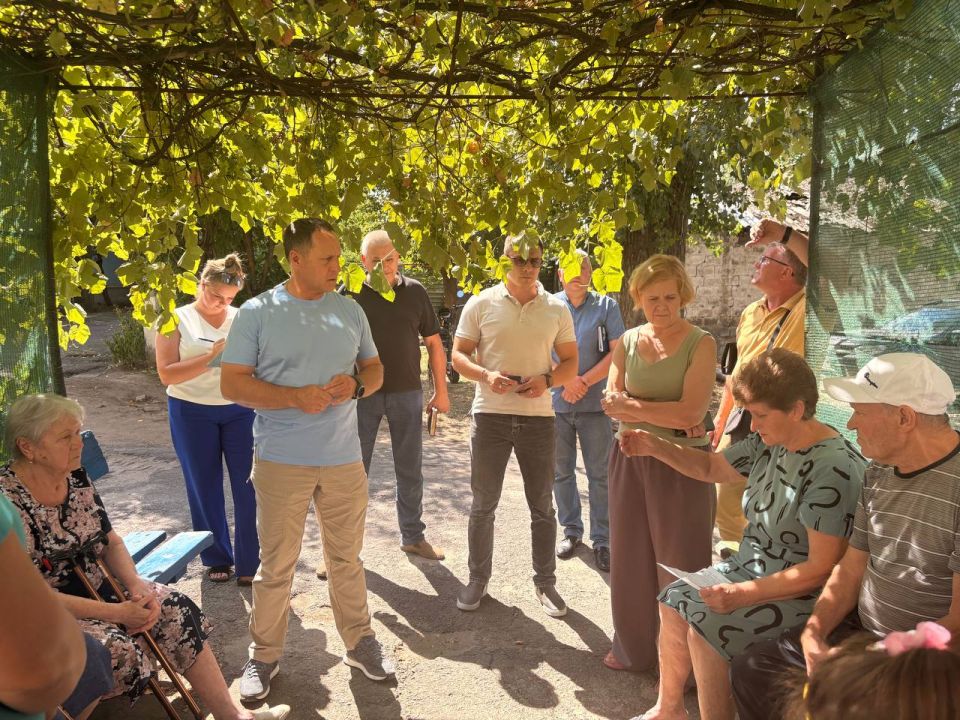 Александр Пеняев: Состоялся сход граждан на улице Ленинградской, 11. Встреча с жителями дома прошла с участием представителей администрации и руководителей коммунальных служб