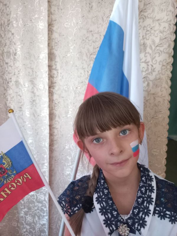 Накануне празднования Дня Государственного флага Российской Федерации сотрудники МБУ '"Светлодарского городского ДК" п. Новолуганское вместе с активистами первичного отделения "Единой России" провели фото-челлендж "Живу под...