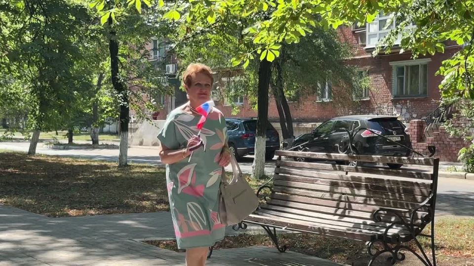 Молодёжь города Ясиноватая радует местных жителей в День Государственного флага Российской Федерации