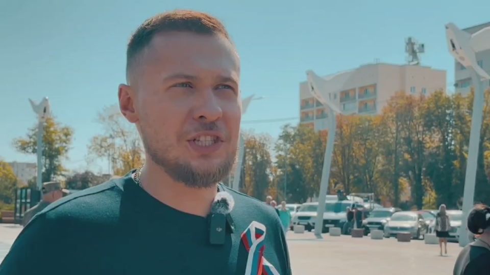 В Мариуполе активисты развернули триколор размером 2400 м