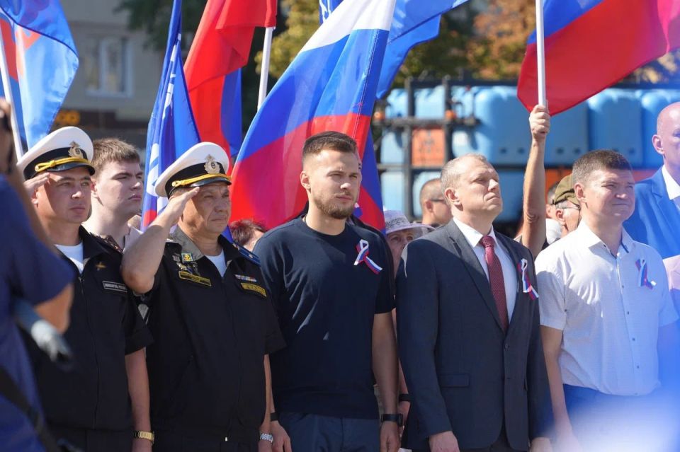 На главной площади Мариуполя развернули триколор размером 2400 м