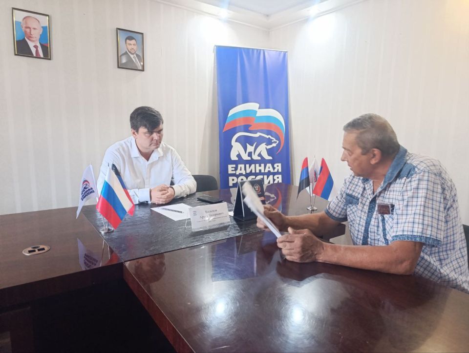 Сегодня, 22 августа, Глава администрации городского округа Торез Артём Чесноков провел прием граждан в Общественной приемной партии «Единая Россия»