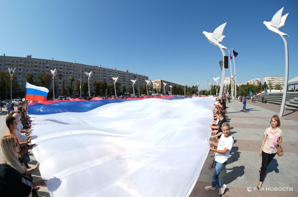 В Мариуполе развернули российский флаг площадью две тысячи "квадратов"