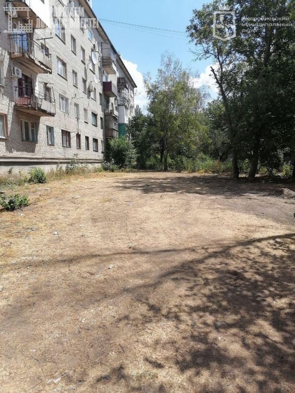 Игорь Лызов: На кровле многоквартирного дома по ул. Краснодонцев в Амвросиевке выполняется огнезащитная обработка