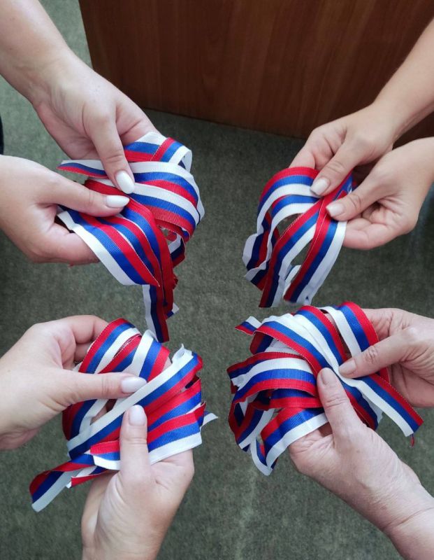 Сегодня, 22 августа, чтобы поздравить жителей города Моспино с Днём Государственного флага Российской Федерации, сотрудники Моспинского управления провели акцию, в рамках которой раздавали ленты триколор - символ единства и...