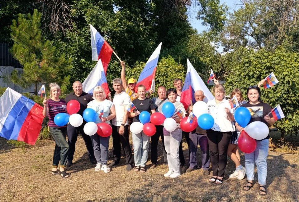 #ПодОднимФлагом. Коллектив Ясиноватской дистанции электроснабжения Донецкого филиала ФГУП «ЖДН» поздравляет всех соотечественников с Днем флага! Пусть флаг России всегда гордо развевается над нашими головами, а любовь к...