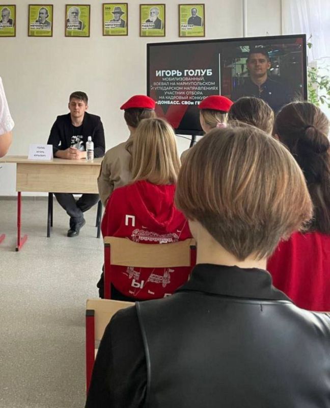 В День флага России, в рамках Всероссийской акции «ЦветаРодины» на территории ГБОУ "Донская школа Волновахского м.о." активисты "ЮНАРМИЯ" провели встречу с нашим земляком, который является участником специальной военной...