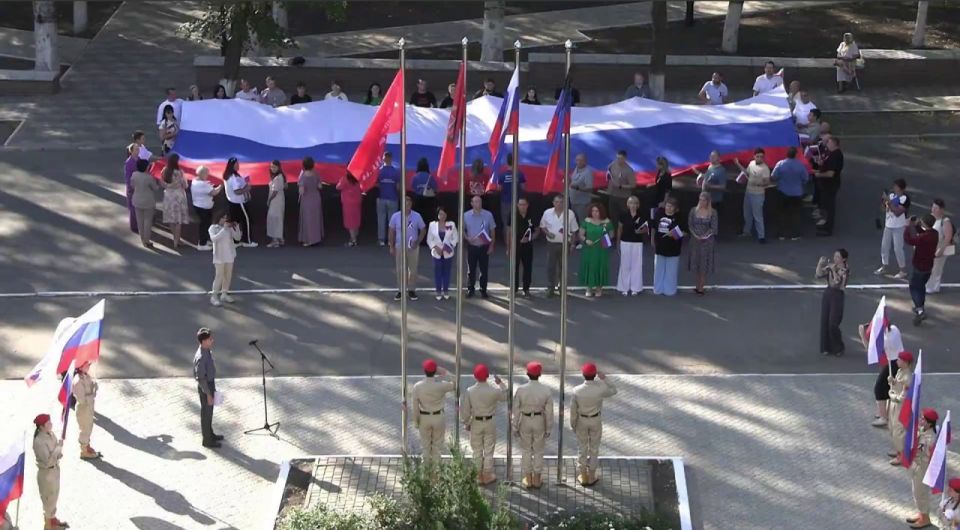 Праздничные мероприятия ко Дню Государственного флага Российской Федерации прошли в столичных городах муниципальных образований ДНР