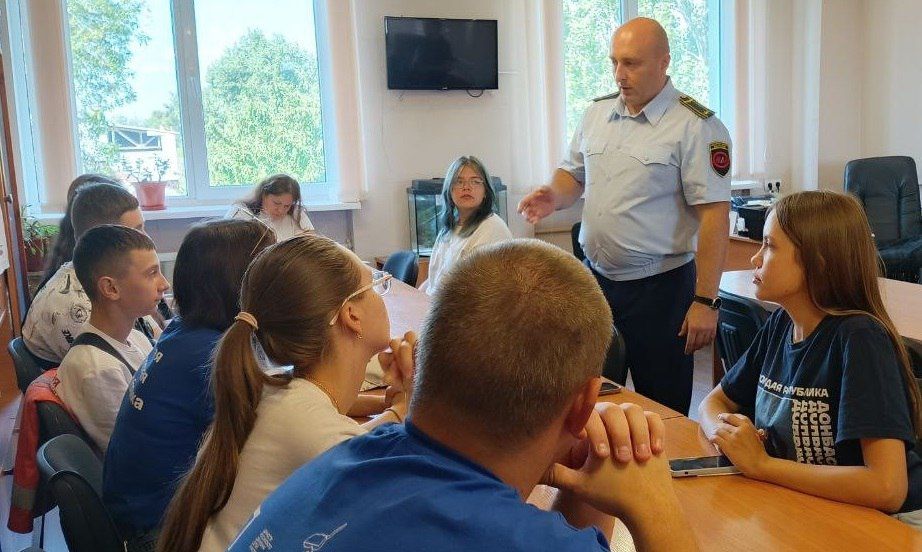 Первые и молодогвардейцы знакомятся с нужными республике профессиями