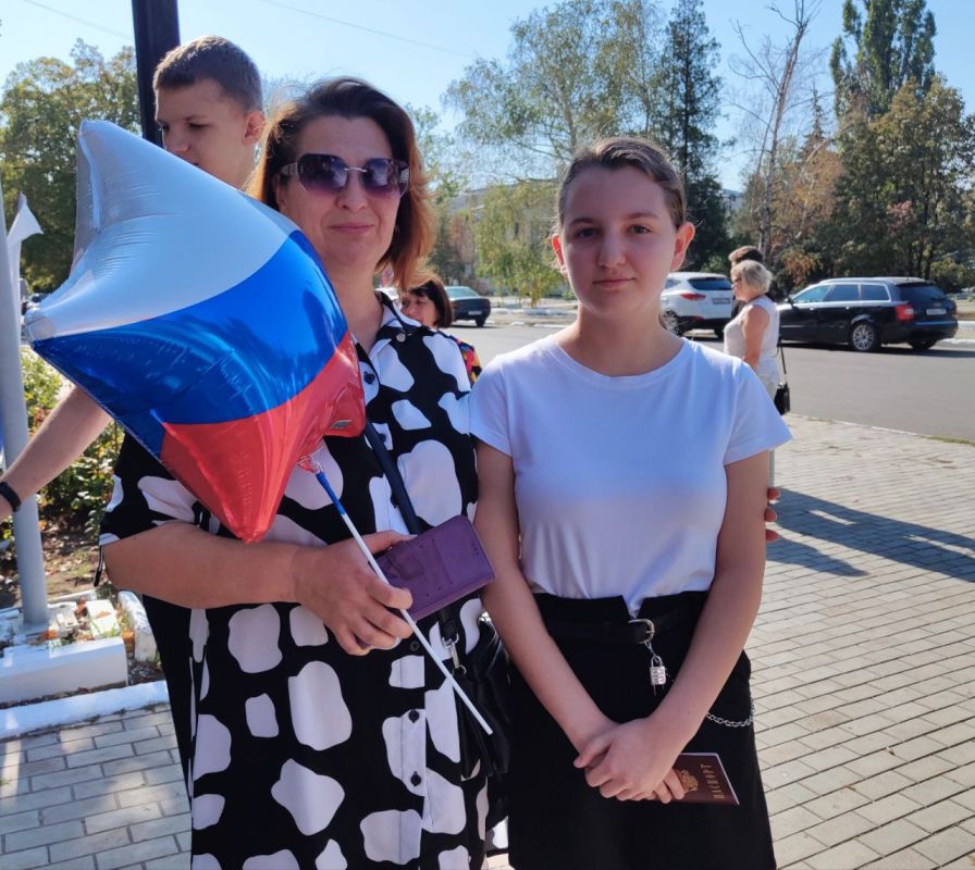 Чтобы поддержать праздничное настроение активисты Торезского штаба "Молодой Гвардии Единой России" в честь Дня Государственного флага Российской Федерации раздавали жителям и гостям города воздушные шары в цветах российского...