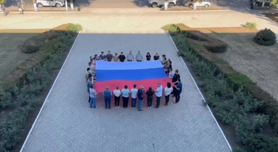 Сергей Юзвинкевич: Вместе с сотрудниками Администрации Володарского муниципального округа присоединился к Всероссийской акции "Цвета Родины"