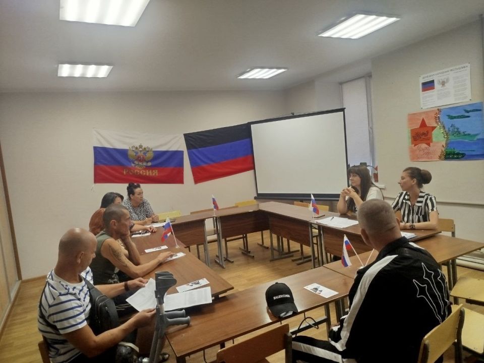 21.08.2025 года в Государственном Фонде поддержки участников СВО «Защитники Отечества» по ДНР в г. Докучаевске для ветеранов и участников СВО, а также их семей, состоялось выездное мероприятие «Презентация услуг центра...