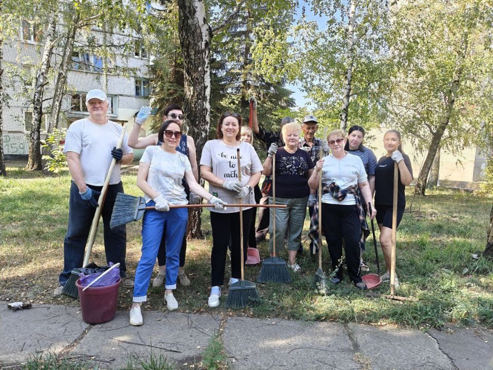 По партийному проекту "Чистая страна" в городе Светлодарск прошёл экологический субботник, приуроченный к одному из самых значимых государственных праздников России – Дня Государственного флага!