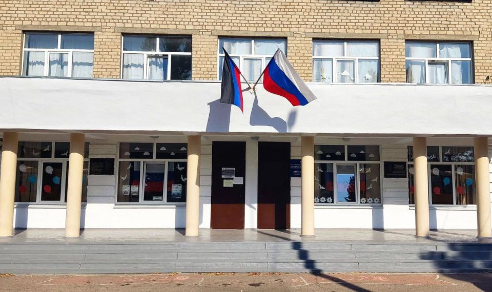 Сегодня, 22 августа, в честь Дня Государственного флага Российской Федерации, образовательные учреждения приняли участие в акции «Окна России» и украсили свои окна рисунками и открытками