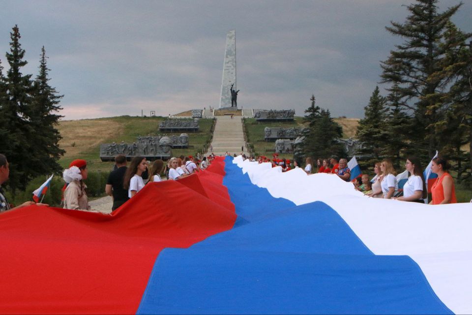 Андрей Чертков: Сегодня День Государственного флага Российской Федерации