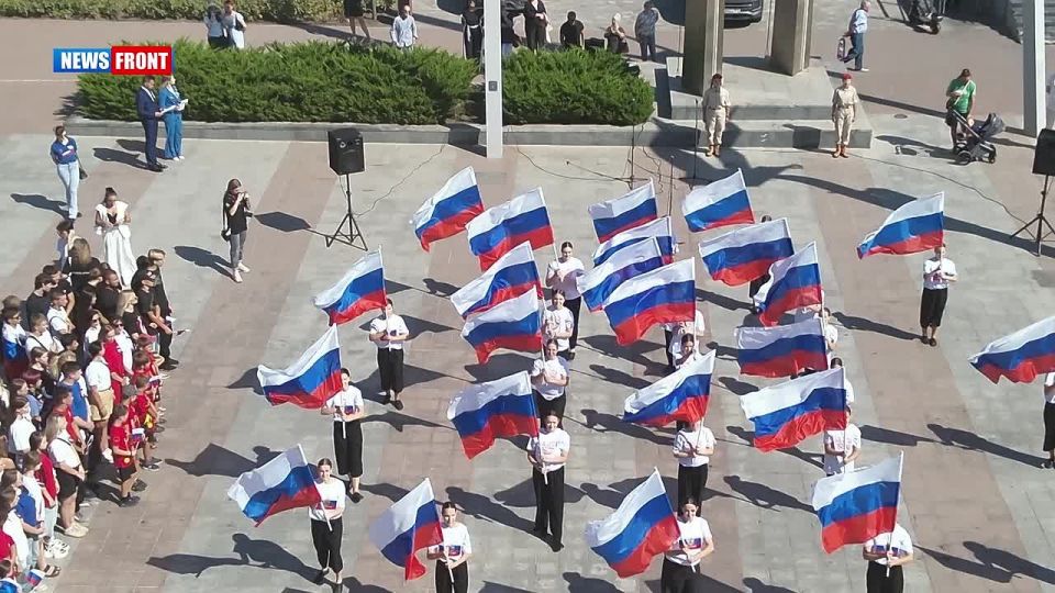 Активисты раскрыли флаг Российской Федерации размером 2400 м в Мариуполе