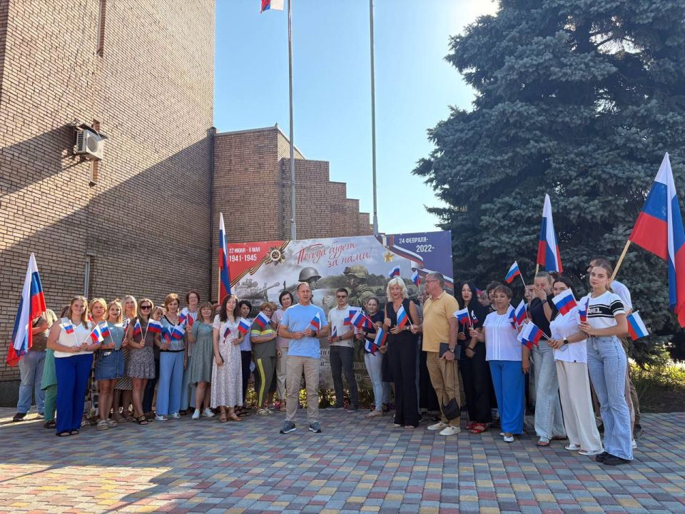 Администрация Ясиноватского муниципального округа совместно с организациями округа поздравляет всех жителей с одним из главных государственных праздников — Днём Российского флага