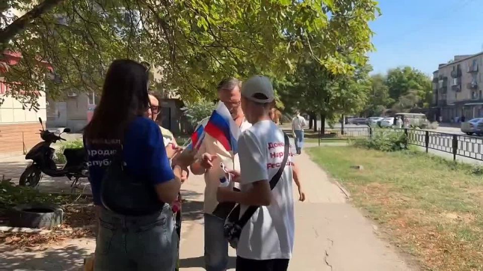 Активисты молодежных организаций Ясиноватского муниципального округа поздравили жителей города с Днём государственного флага Российской Федерации