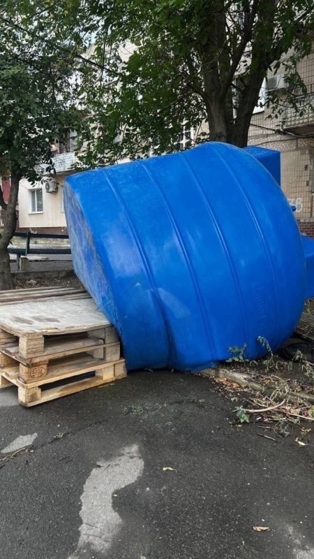 Упала бочка с водой на ул. Короленко, 36 в Моспино