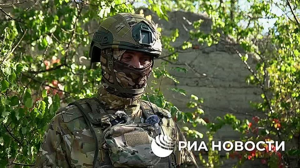 Российский военнослужащий при штурме Катериновки в ДНР ликвидировал 3 украинских военных - у одного из них он забрал радиостанцию, и пока та работала, передавал своему командованию данные из эфира противника, рассказал РИА...