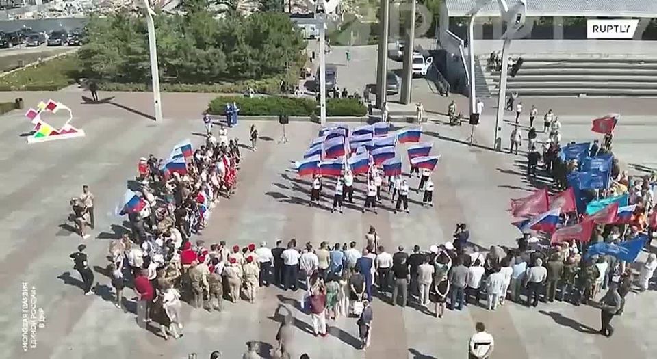 В Мариуполе развернули русский флаг площадью две тысячи квадратных метров в честь праздника