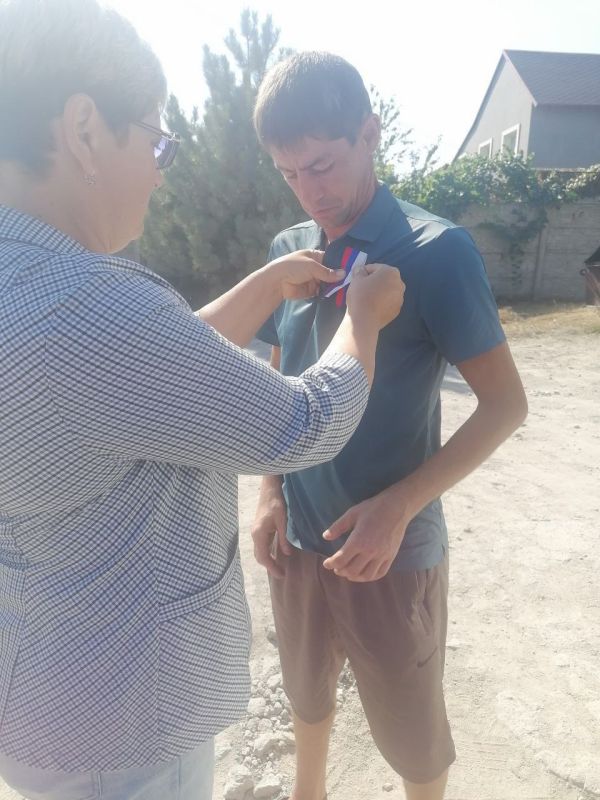 Активисты ПО 919 Амвросиевского местного отделения Всероссийской политической партии "Единая Россия" провели акцию "Флаг России - наша гордость"