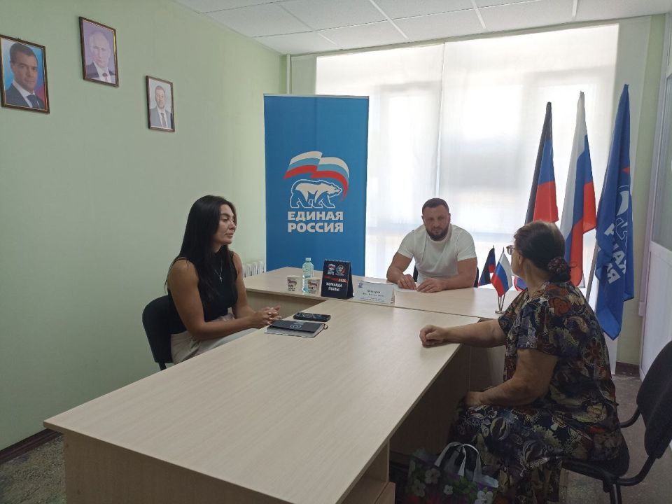 Депутат Народного Совета ДНР Денис Шапарев провел прием в общественной приёмной Амвросиевского местного отделения Всероссийской политической партии "Единая Россия"