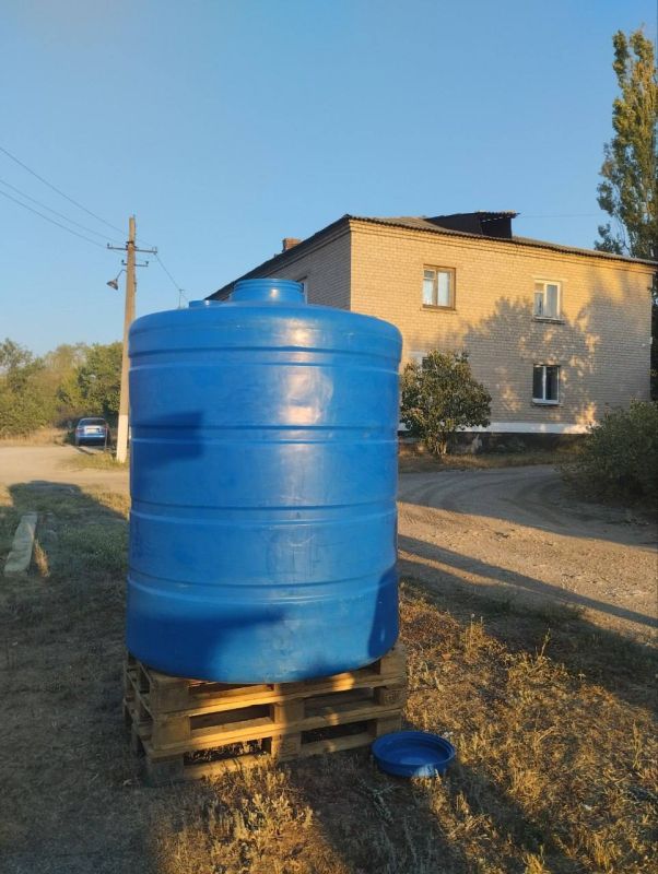 В городе Моспино продолжаются активные работы, направленные на выполнение поставленной Главой ДНР Денисом Пушилиным задачи- ежедневного увеличения количества емкостей для набора воды