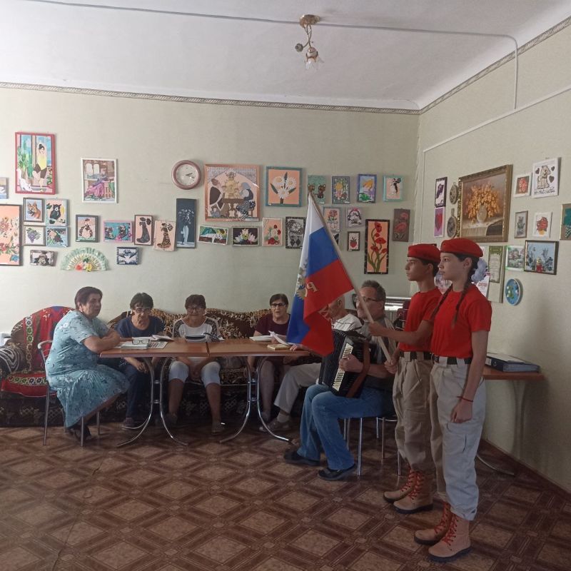 Юнармейцы ВПСК "СПАРТАК" Приняли участие в мероприятии которое состоялось в г. Комсомольское, в Центре дневного пребывания пожилых людей и инвалидов, оно было посвящено Дню Государственного флага России