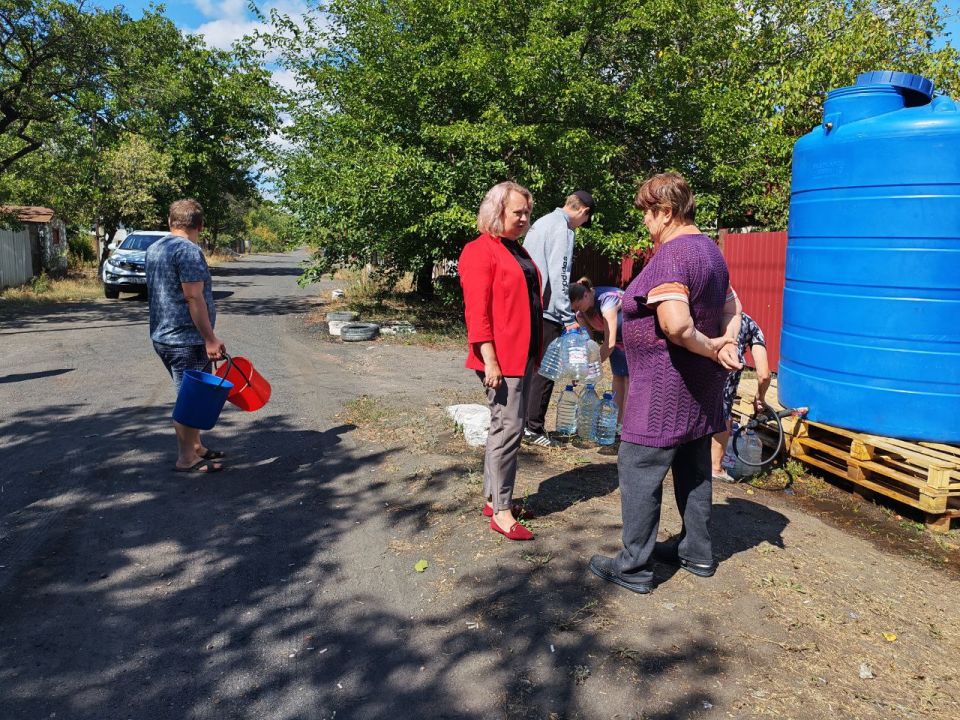 Сегодня, 25 августа, по поручению Главы Республики Дениса Пушилина, депутат Торезского городского совета Яна Оприщенко лично присутствовала при подвозе воды в ранее установленную ёмкость по улице Тульская