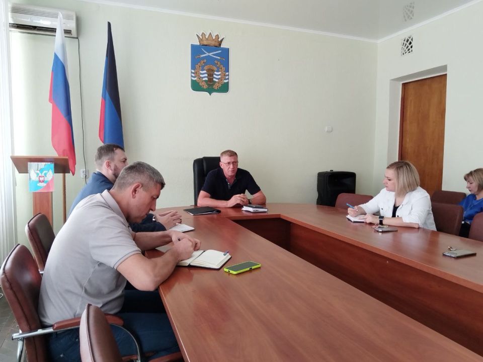 Сергей Юзвинкевич: Сегодня провёл расширенное аппаратное совещание с начальниками отделов и структурных подразделений Администрации Володарского МО, руководителями предприятий, территориальных подразделений министерств и...