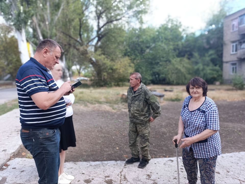 Первый заместитель главы администрации Амвросиевского муниципального округа Борис Бутко встретился с жителями дома по улице Клубная, 5 города Амвросиевка