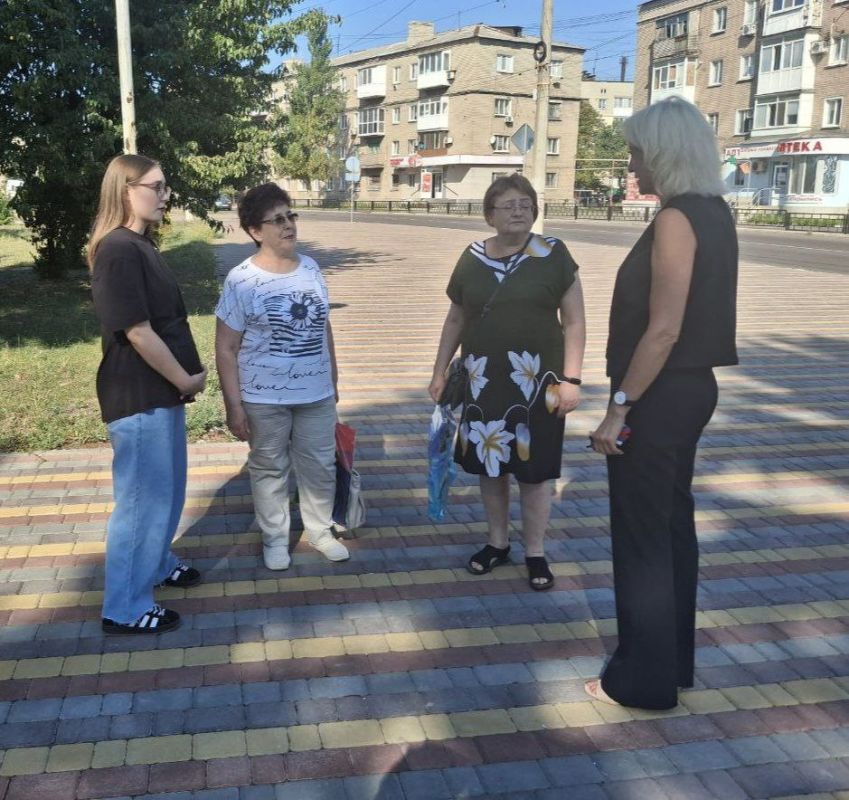 ВСТРЕЧИ С НАСЕЛЕНИЕМ. 25 августа 2025 года депутаты Ясиноватского муниципального совета от фракции «Единая Россия» - Наталья Филиппова, Юрий Захаров и Сергей Куксенко провели встречи с населением