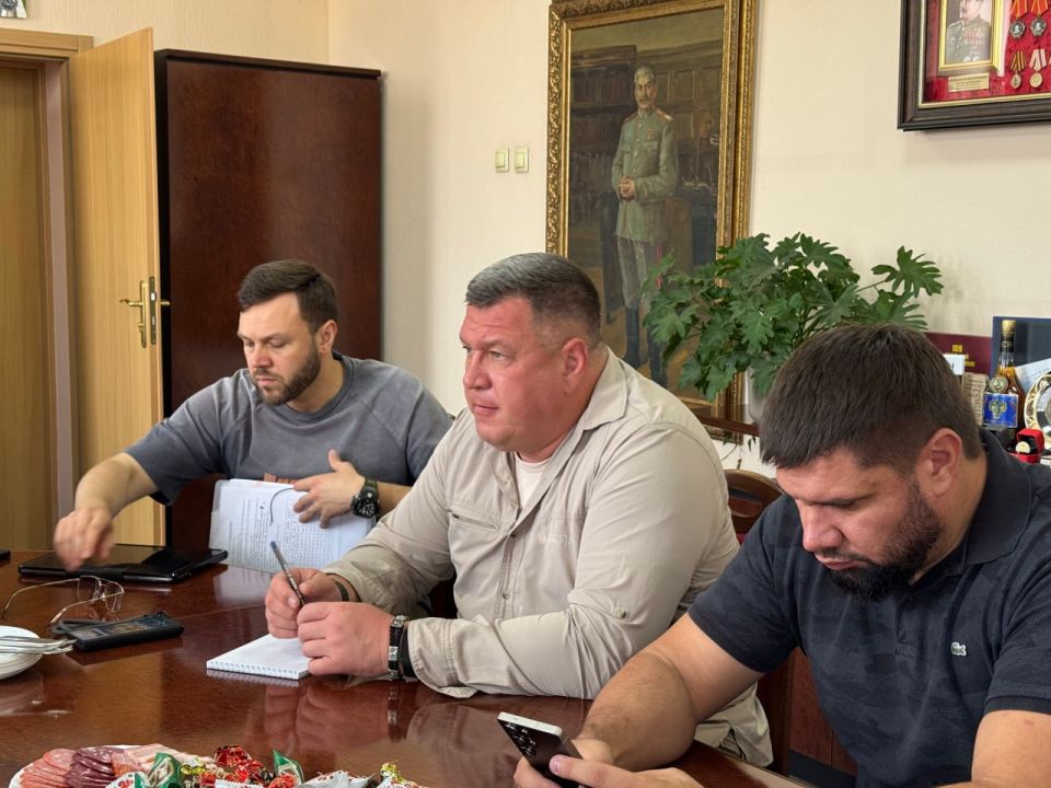 Игорь Мартынов: Сегодня наш городской округ Енакиево посетил заместитель министра строительства и жилищно-коммунального хозяйства Российской Федерации Валерий Владимирович Леонов вместе со своей командой