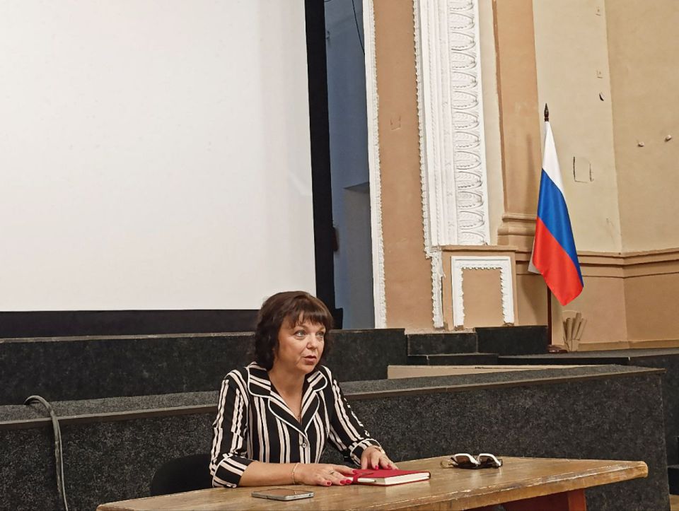 Заместитель главы администрации Амвросиевского муниципального округа Елена Крюкова встретилась трудовым коллективом ДК им. Кирова