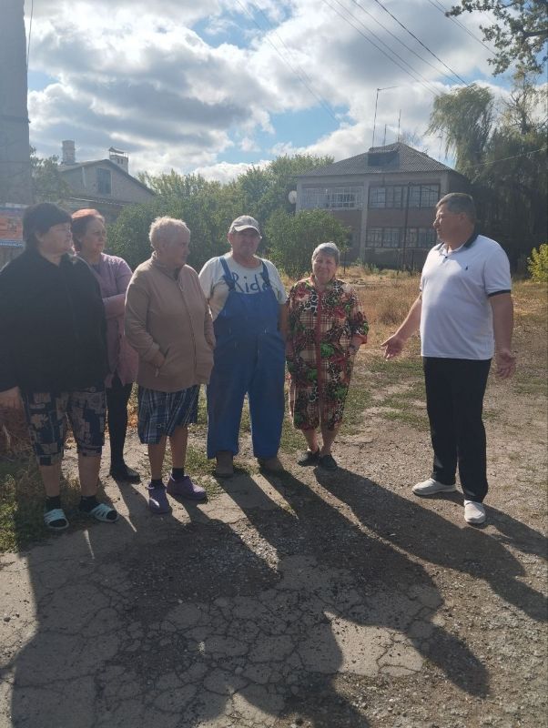 Начальник Белояровского территориального отдела Анатолий Курнышов провел встречу с жителями с. Белояровка, на которой рассказал о ходе реализации программы «Комплексное развитие сельских территорий»