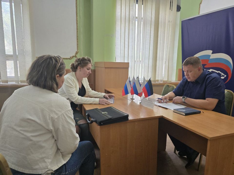 Игорь Мартынов: Личный приём граждан. 25 августа заместитель главы администрации муниципального образования городского округа Енакиево Александр Деменков провёл личный приём граждан