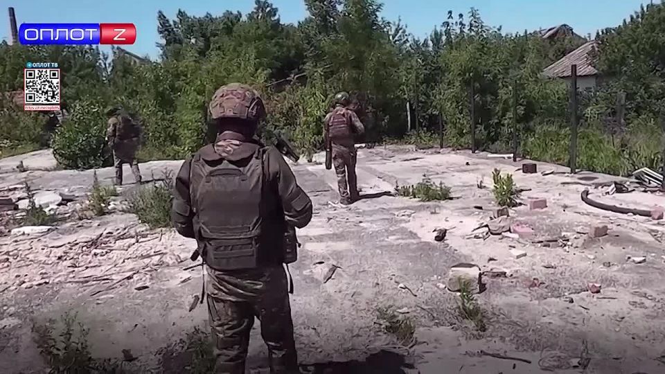 В Артёмовске сапёрные подразделения Ивановских десантников обезвреживают неразорвавшиеся боеприпасы и FPV-дроны врага