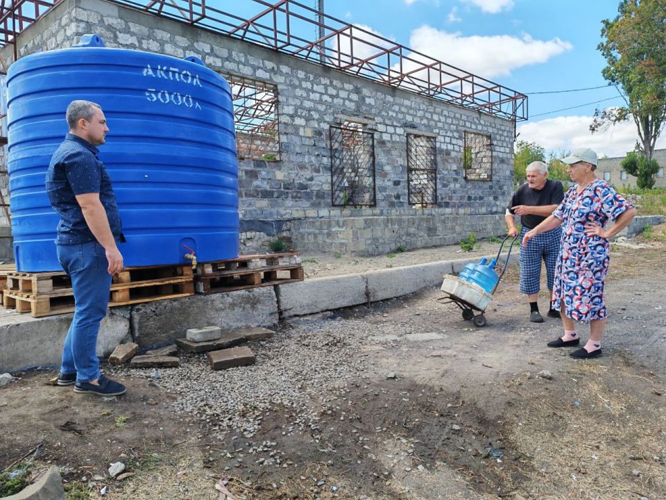 Сегодня, 25 августа, по поручению Главы Республики Дениса Пушилина, депутат Торезского городского совета Игорь Шинкарев лично присутствовал при подвозе воды в ранее установленную ёмкость по улице 50 лет ВЛКСМ