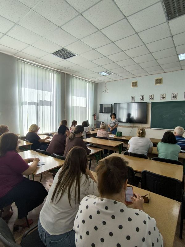 Сегодня, 25 августа, депутат Торезского городского совета Жанна Попова провела встречу с трудовым коллективом ГБОУ "Школа № 10 г.о. Торез"