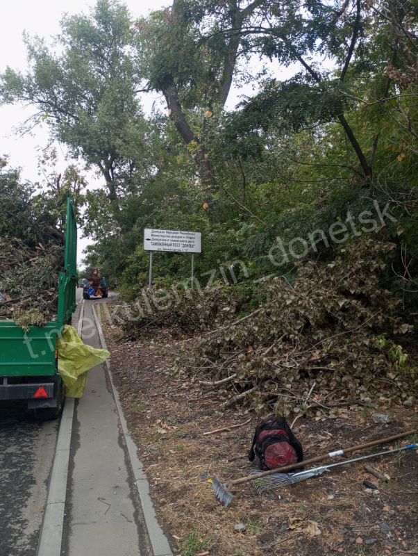 Сегодня сотрудники коммунального предприятия «Зелёное строительство» в Будённовском районе по ул. Будённого и ул. Октября, в Куйбышевском районе по ул. Куйбышева и пр. Панфилова, а также в Моспино провели работы по...