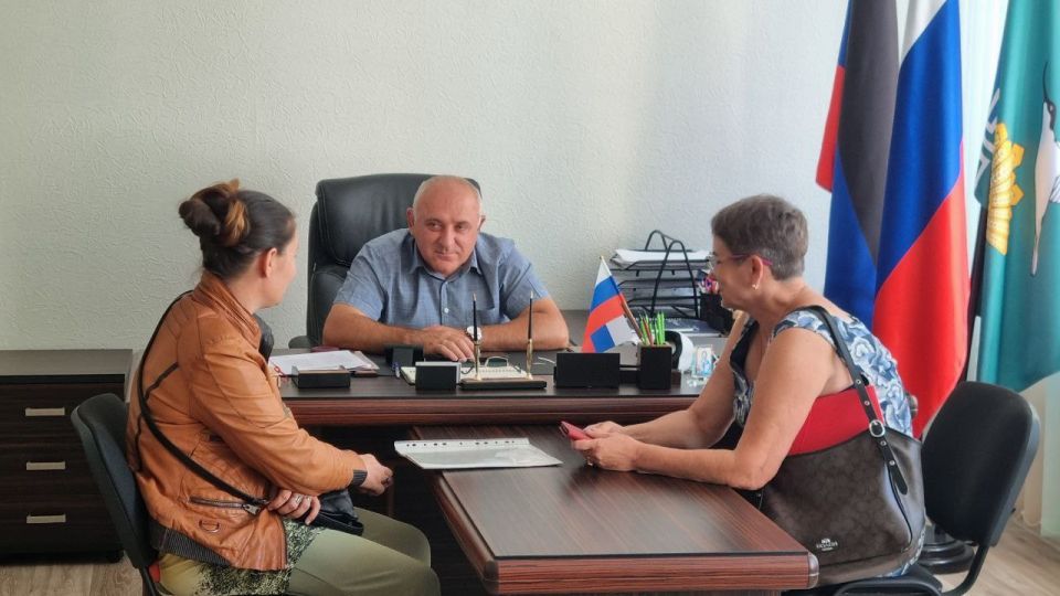 Сегодня председатель Мангушского муниципального совета, член фракции Всероссийской политической партии «Единая Россия» в Мангушском муниципальном совете, координатор проекта «Старший брат» партии «Единая Россия» Ставрулов...