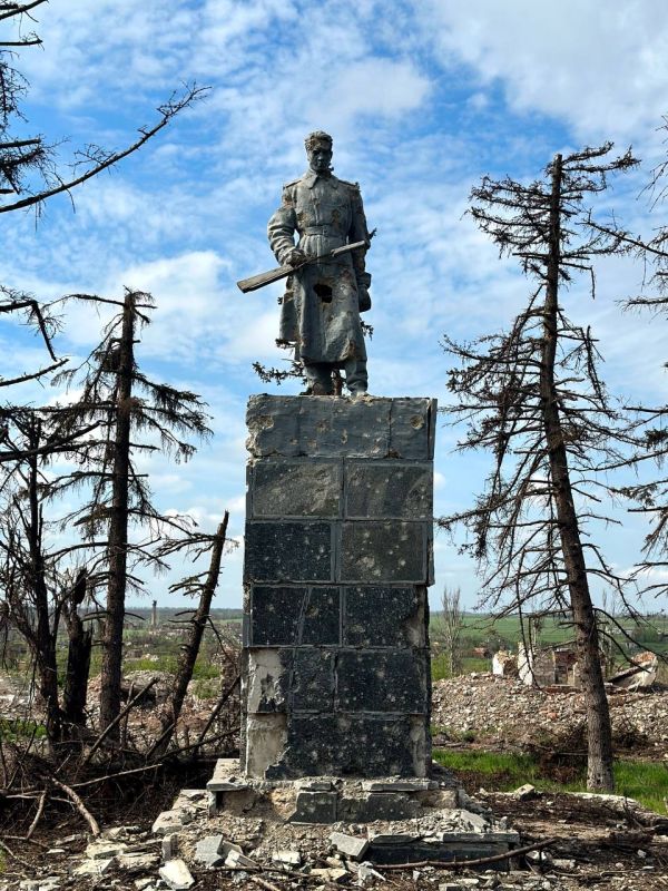 ПАМЯТНИК. Памятник советскому летчику мл.лейтенанту Нафанаилу Андреевичу Морозову в Соледаре Погиб 8 июля 1942 года выполняя боевую задачу на самолете СУ2 2023
