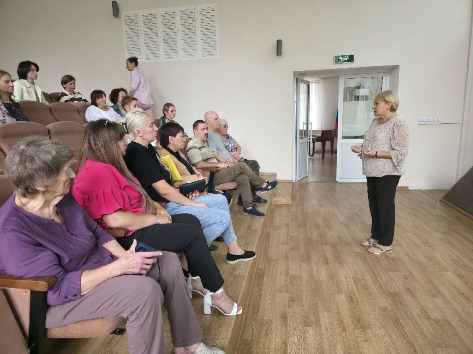 Сегодня, 26 августа, управляющий делами администрации городского округа Торез Наталья Бекетова провела встречу с трудовым коллективом МБУДО "ДШИ "Симфония Приморья" г.о. Торез"