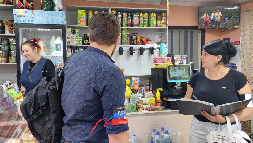 Роман Конев: Активисты Народного контроля на постоянной основе проверяют магазины Горловки на предмет стала доступности разливной питьевой воды для населения и соблюдения установленного ценообразования