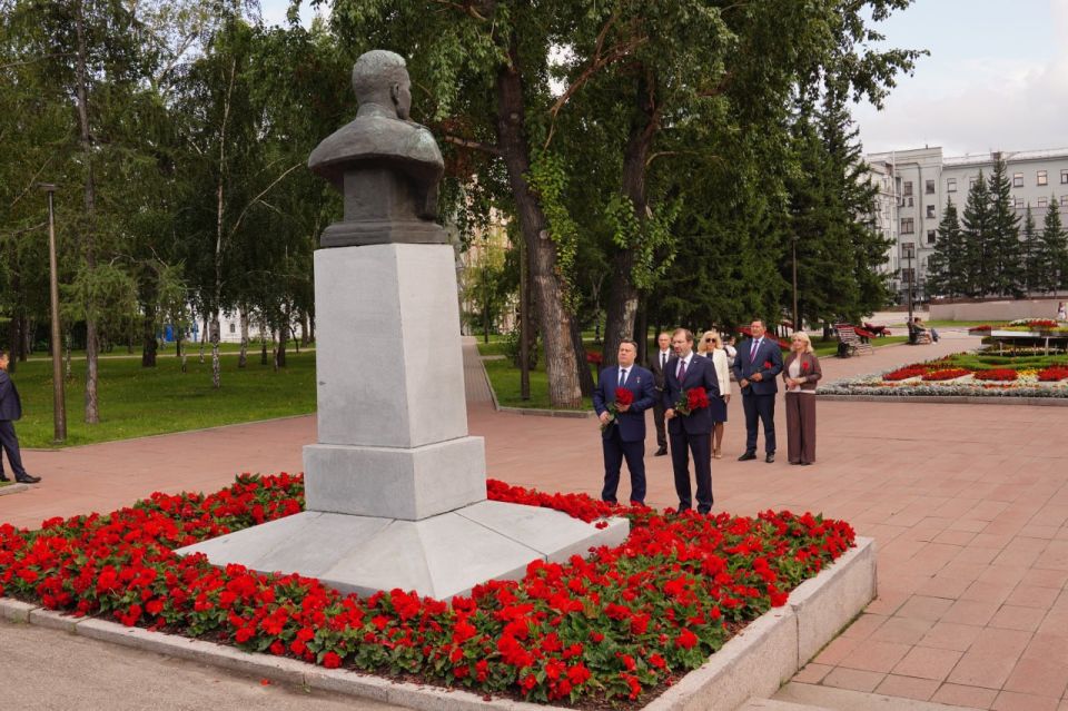 Константин Кузьмин возложил цветы к мемориалу «Вечный огонь» в Иркутске (видео)