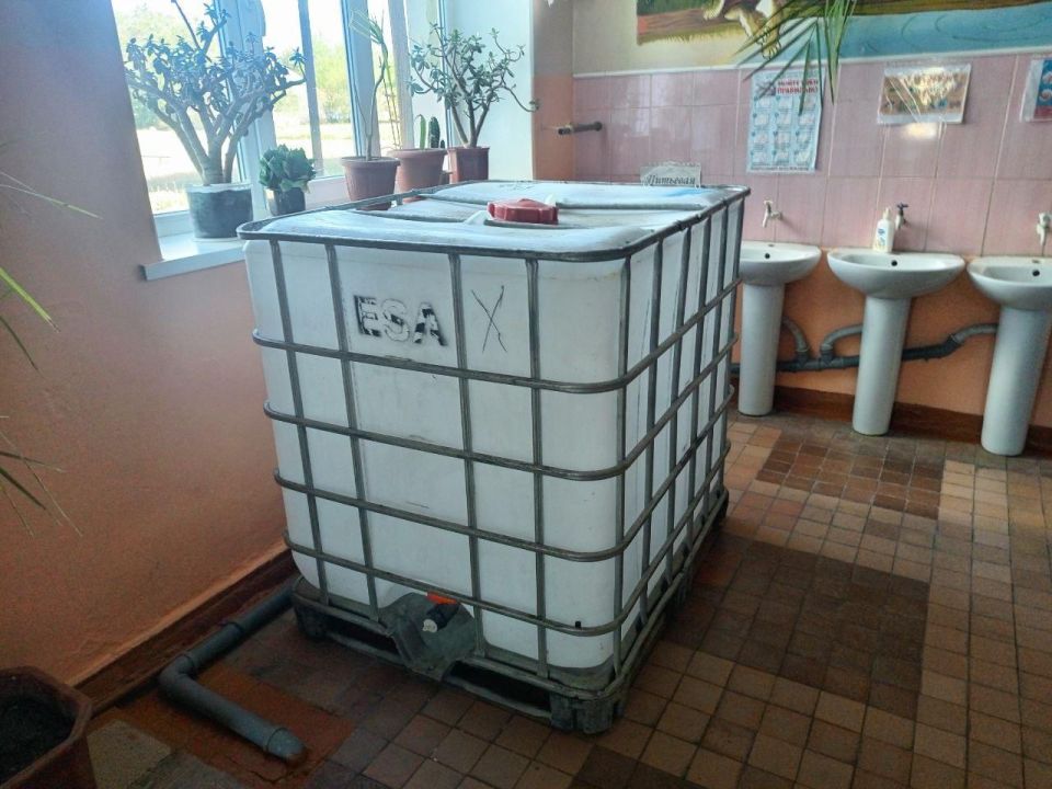 Игорь Лызов: Волонтеры из Ленобласти помогли школе Амвросиевского округа с покупкой еврокуба для воды